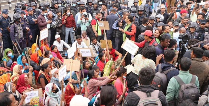 मिटरब्याज पीडितहरूलाई  भृकुटीमण्डपबाट हटाउने तयारी